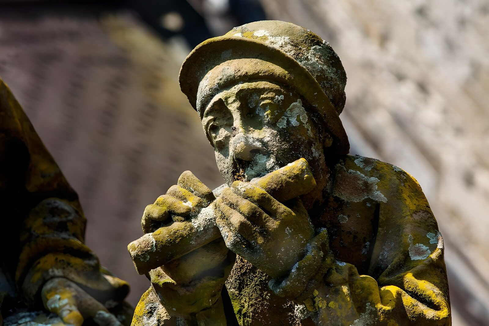 TP21515: Stenen beeld man op dwarsfluit