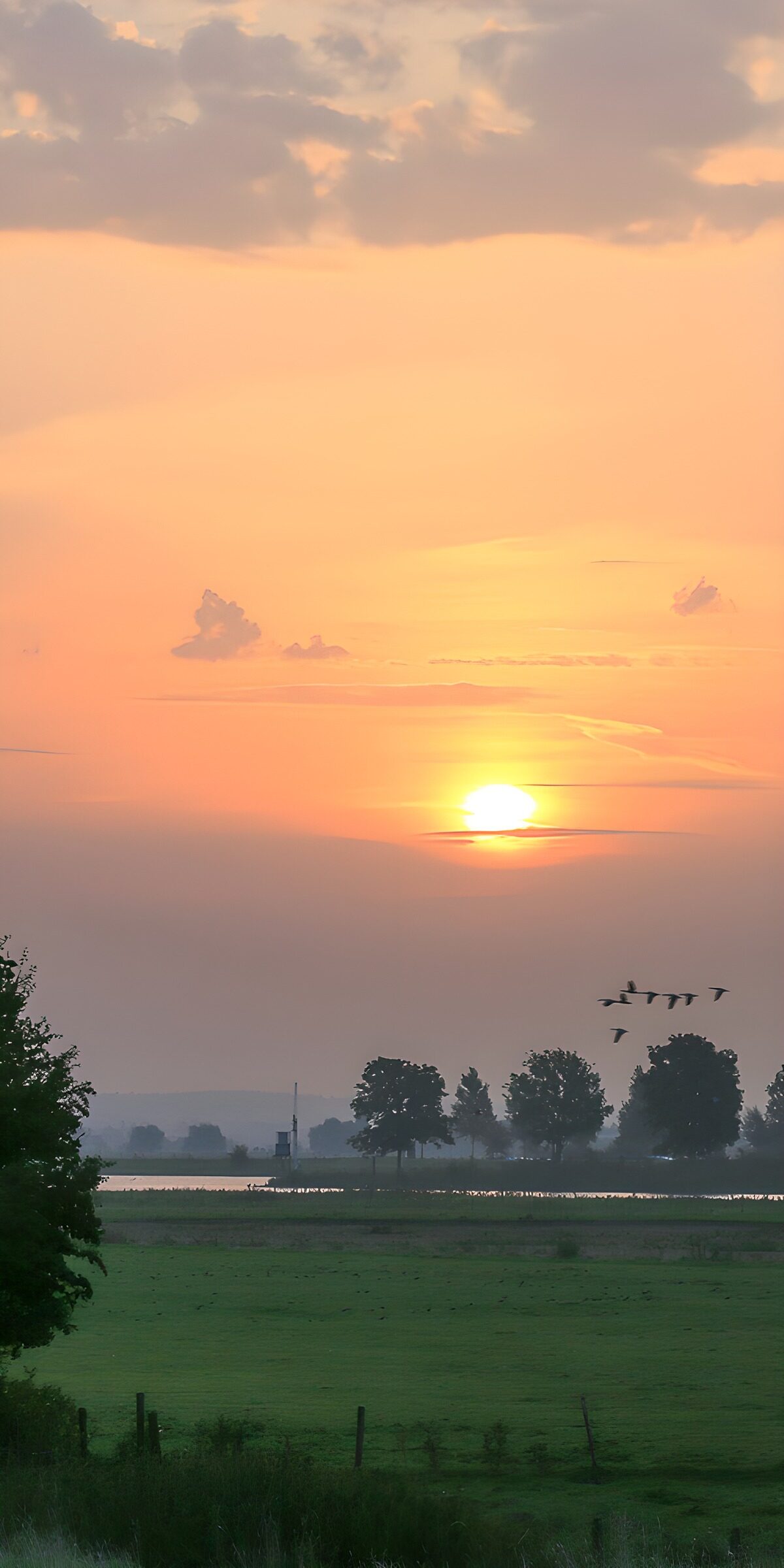 Zonsopgang boven een vredig landschap