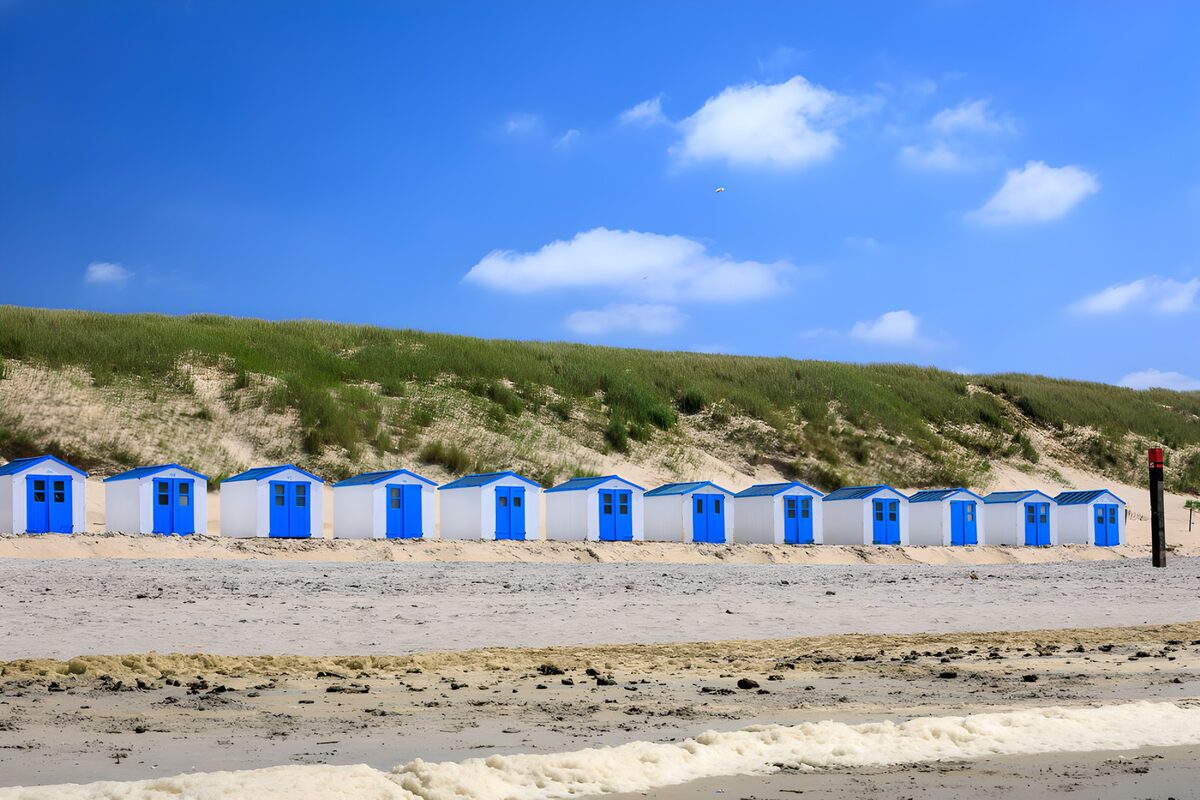 TP66796: Zomerse strandhuisjes aan de kust