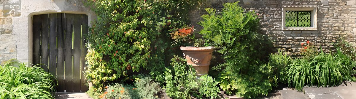 TP75476: Groene poort in weelderige tuin