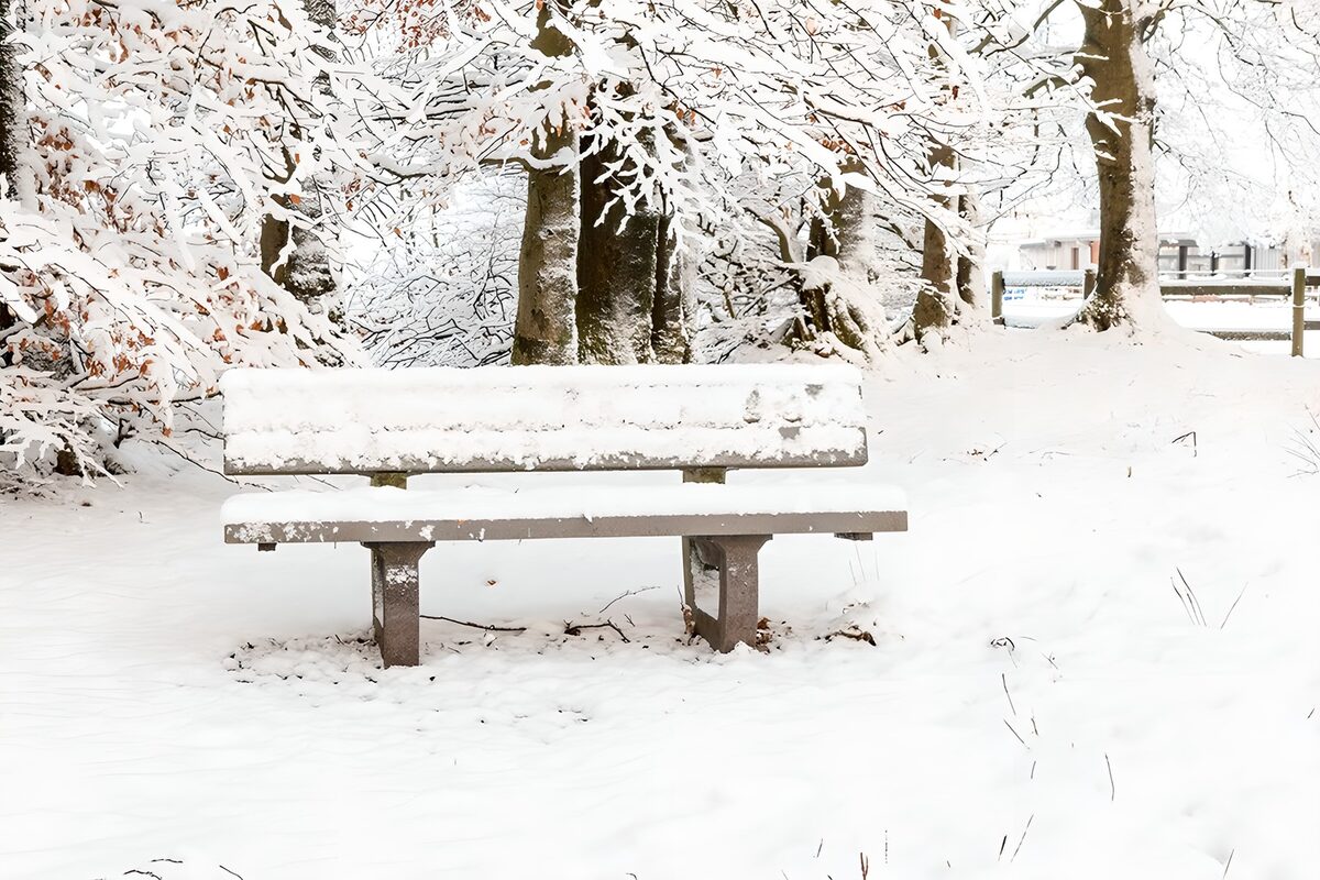 Gezellig bankje in de sneeuw