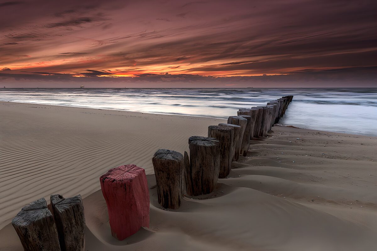 TP49419: Kleurrijke zonsondergang boven het strand