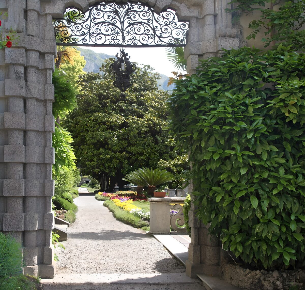 Poort met doorgang met pad naar park