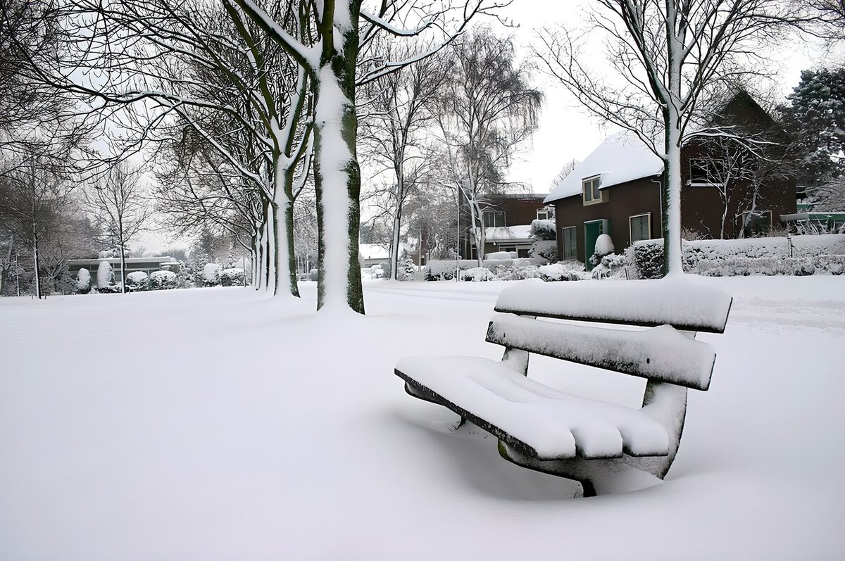 Bankje met sneeuw