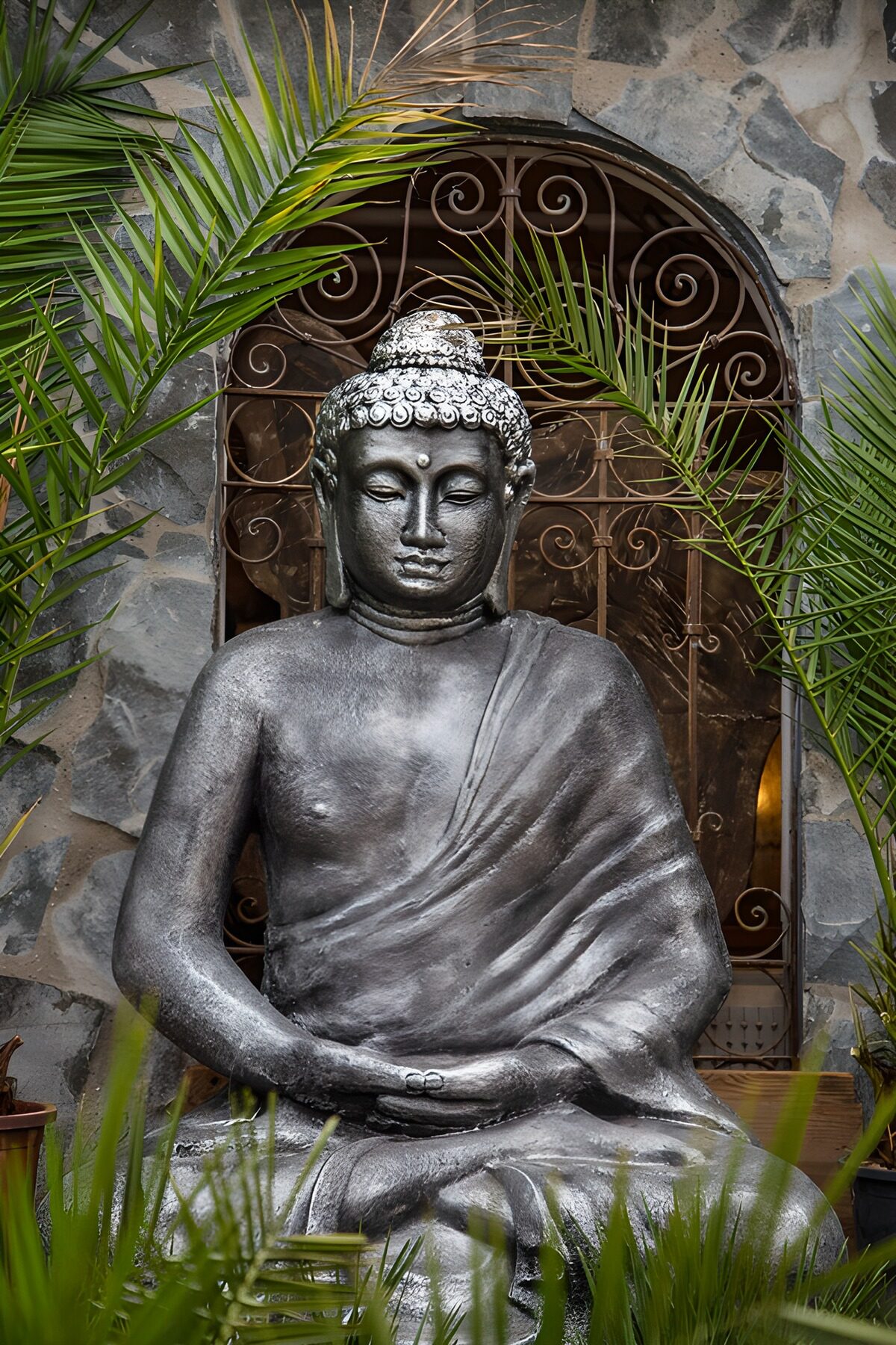 TP56619: Buddah voor toog in Dhyana Mudra stand