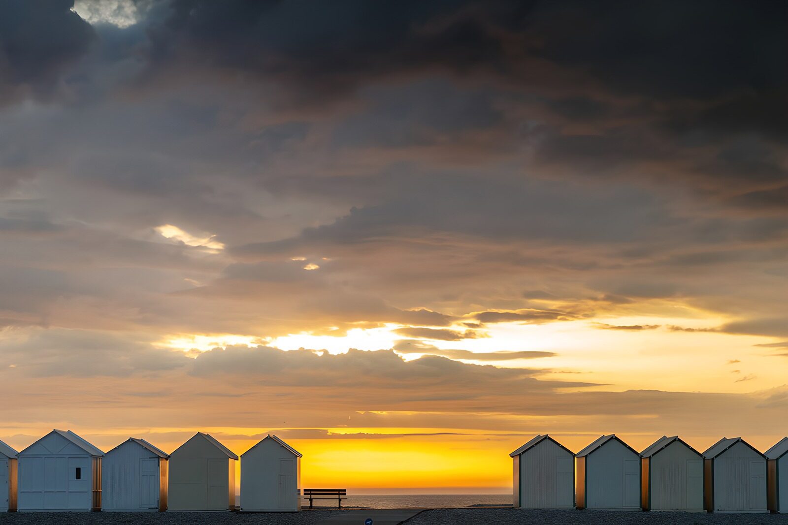 TP58580: Strandhuisjes bij zonsondergang