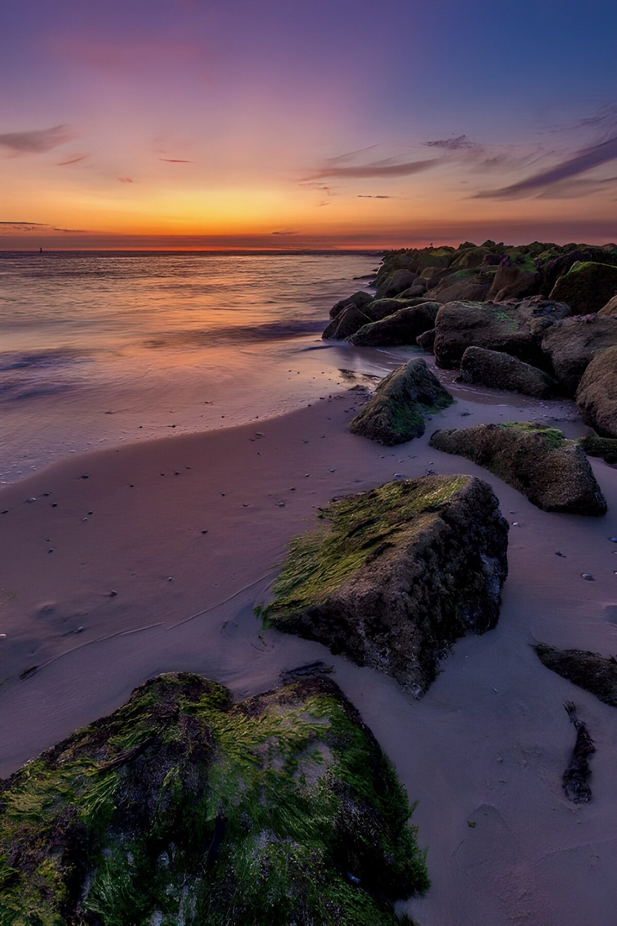 Prachtige zonsondergang bij het strand