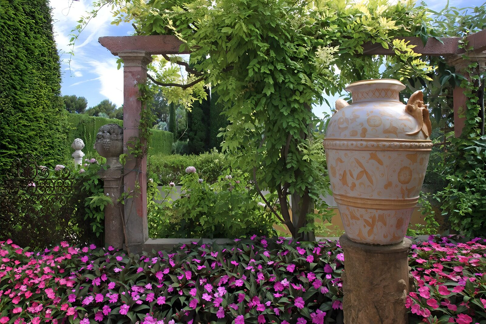 TP62656: Prachtige tuin met sierlijke vaas