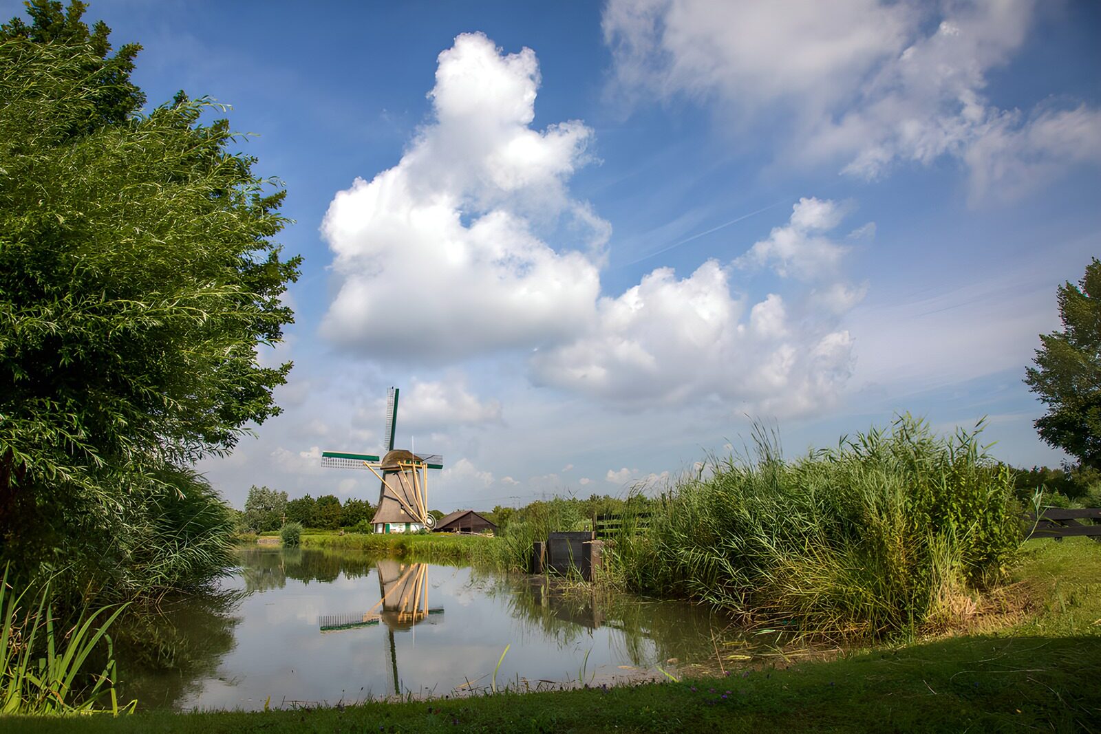 TP28585: Molens en wolken boven het water