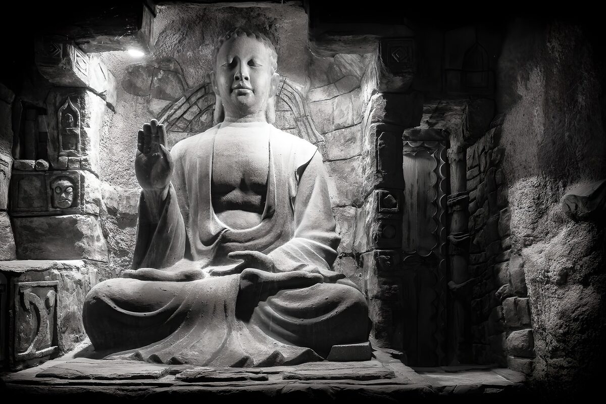 TP19332: Mediterende Boeddha in Mystieke Setting