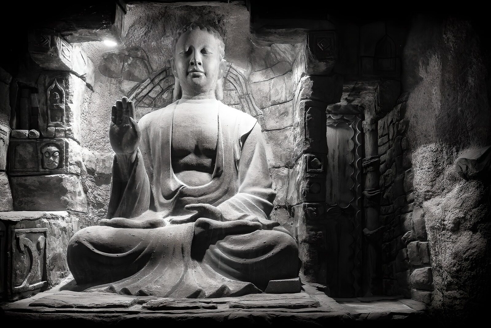 TP19332: Mediterende Boeddha in Mystieke Setting
