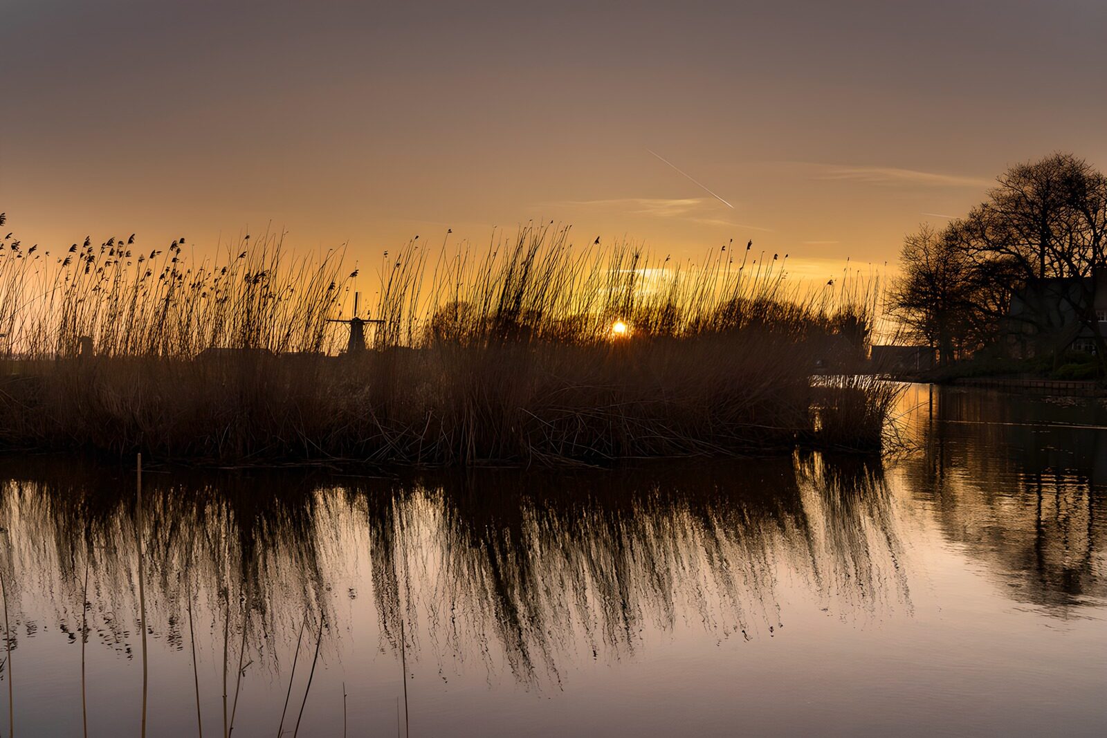 TP12021: Zonsopgang boven het rustige water