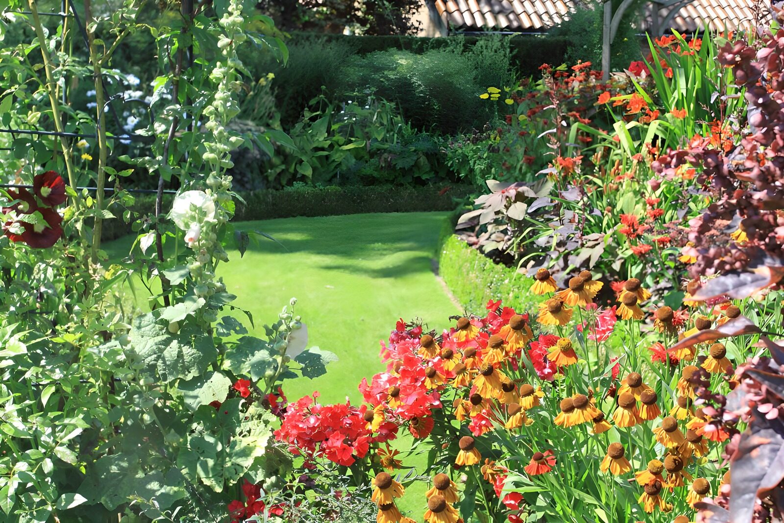 TP18957: Tuin met bloemen doorkijkje op grasveld