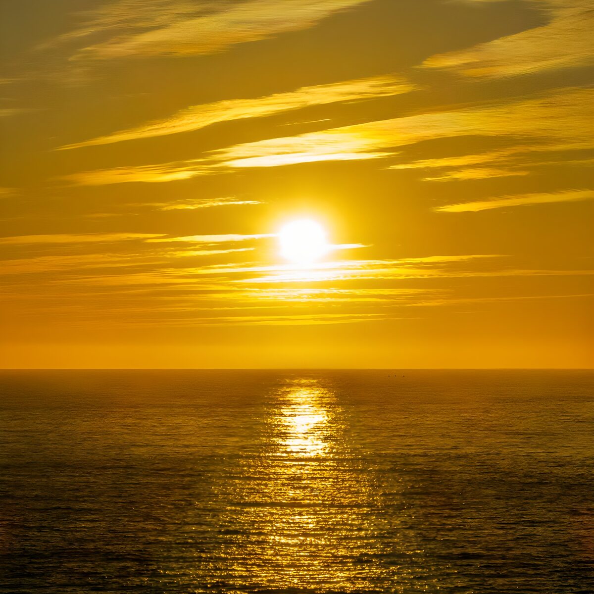 Gouden zonsondergang boven de zee