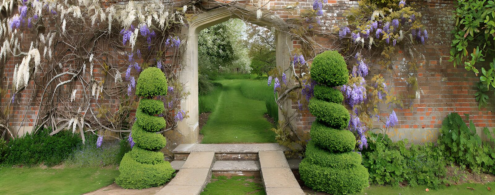 TP32059: Serene Tuin met Groene Topiary
