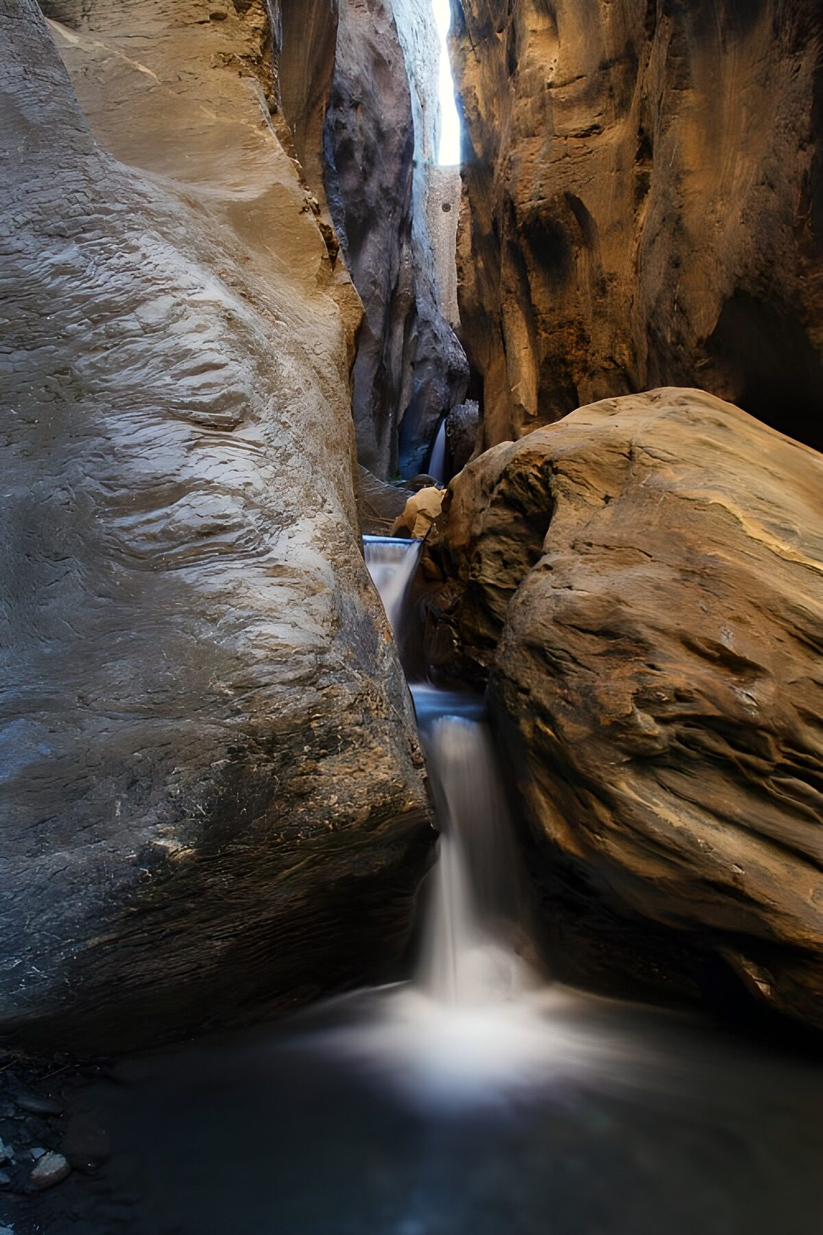 Waterval in een smalle kloof