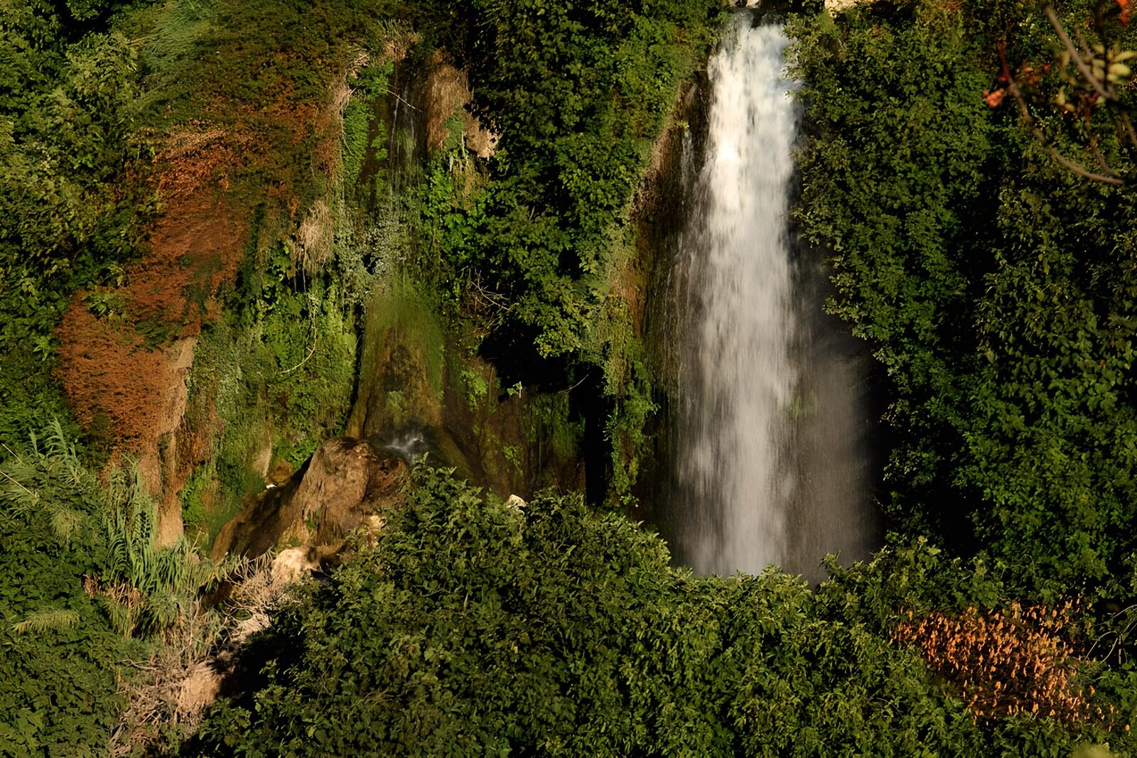 TP95689: Waterval omringd door weelderige natuur