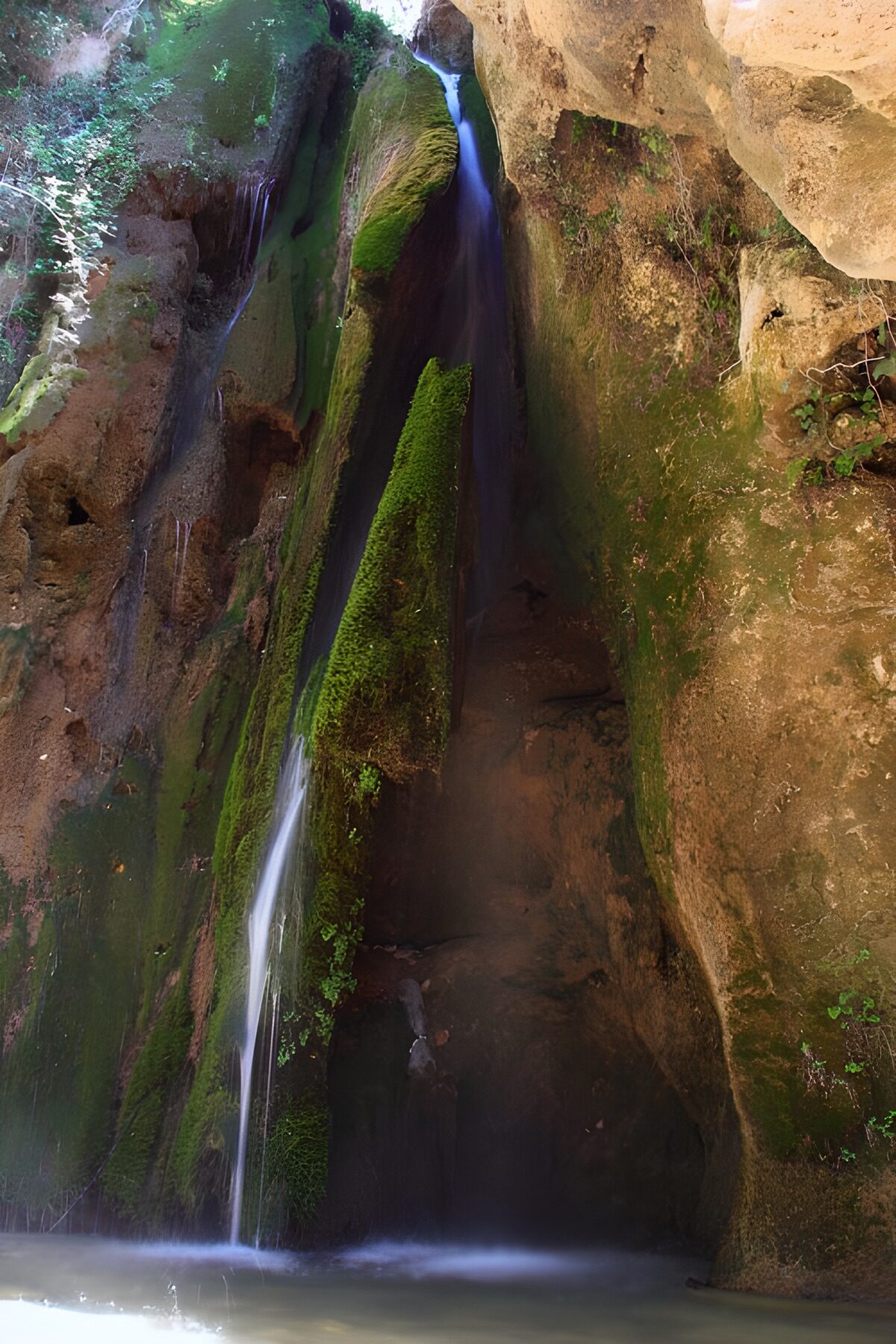 Betoverende waterval in groene omgeving