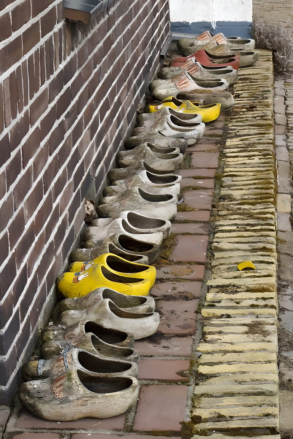 Traditionele klompen bij een muur