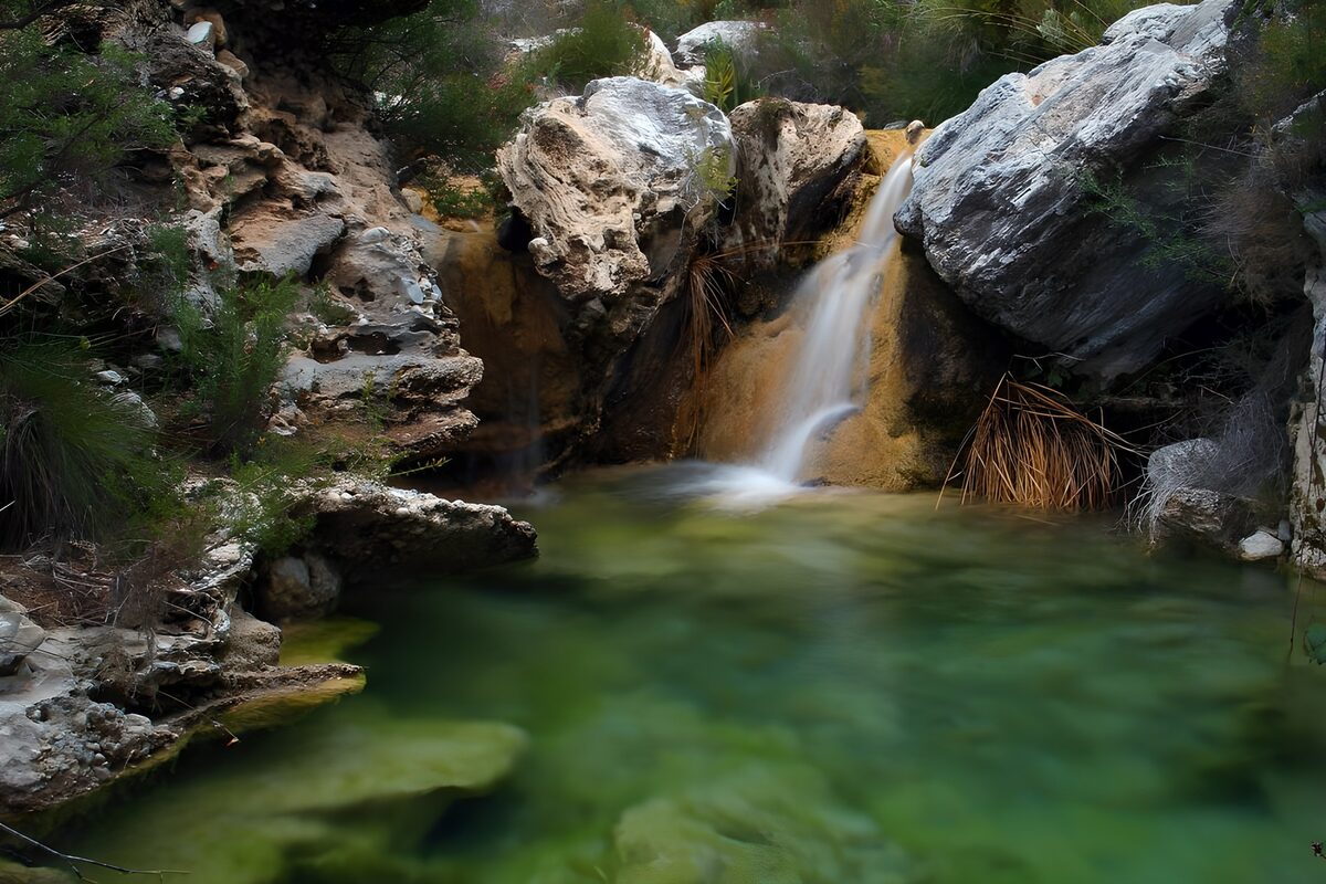 Rustige Waterval in een Natuurlijke Oase