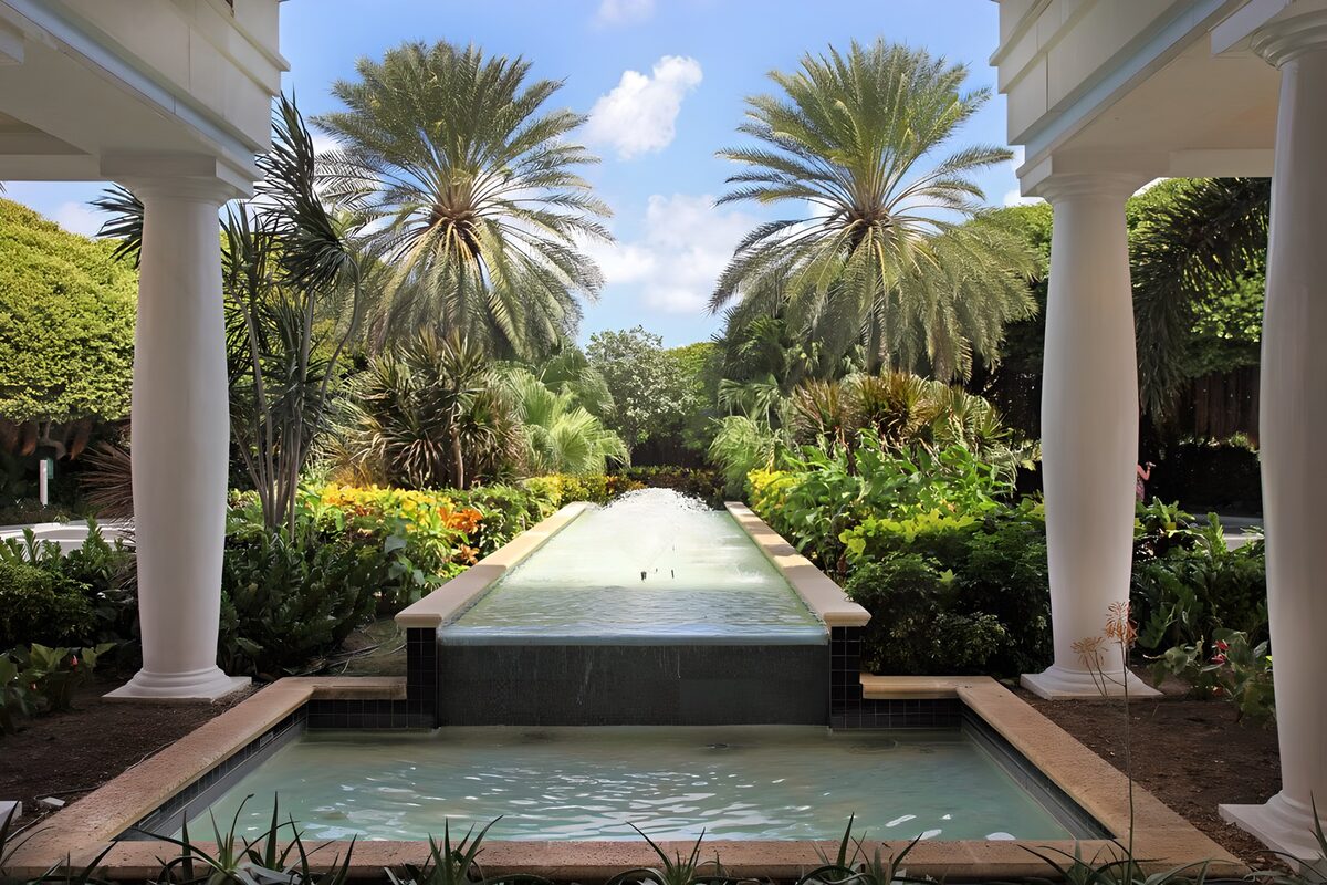 TP10717: Tropische tuin met waterval
