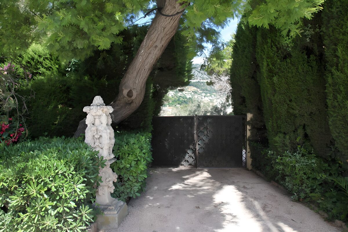 TP14761: Mystieke poort in groene omgeving