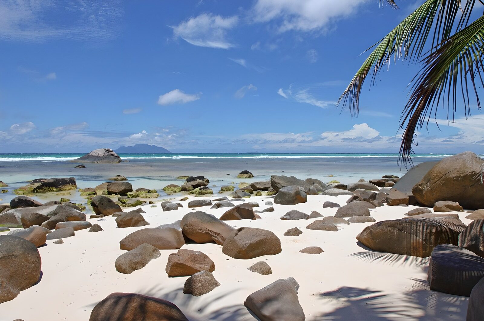 TP74082: Zonovergoten strand met rotsen