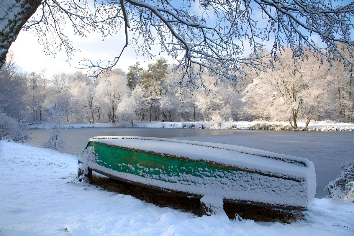 Sneeuwbedekt bootje aan de oever