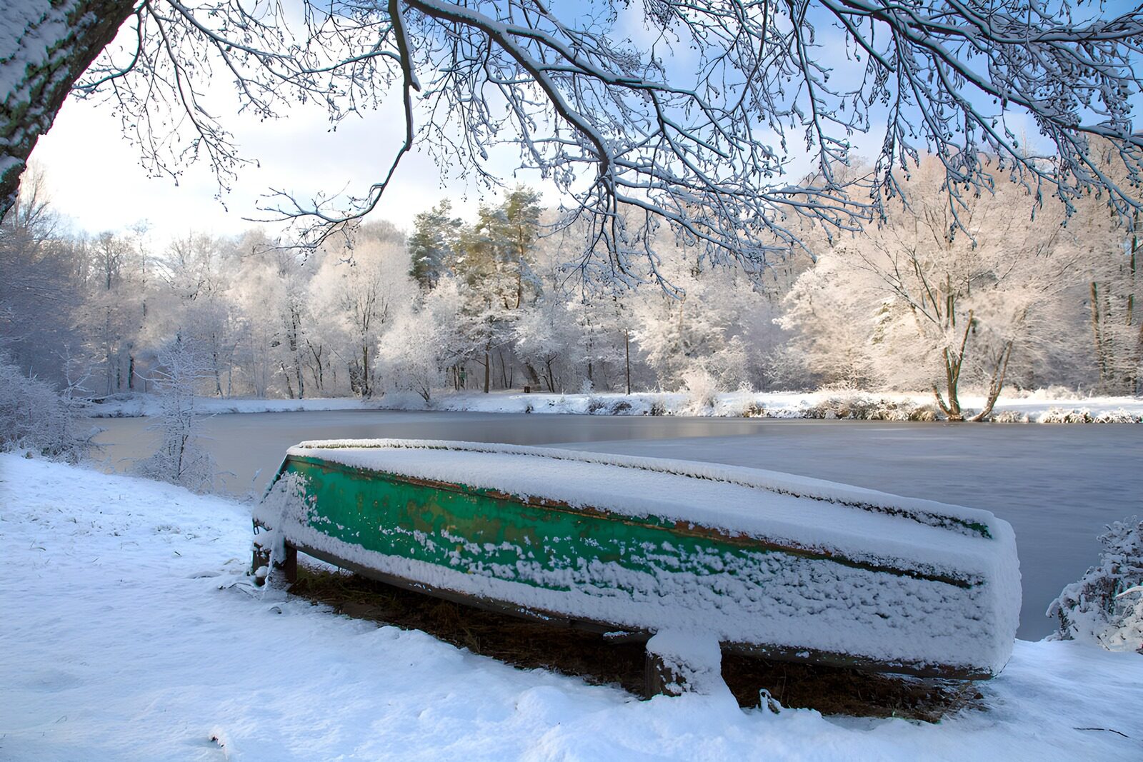 TP92821: Sneeuwbedekt bootje aan de oever