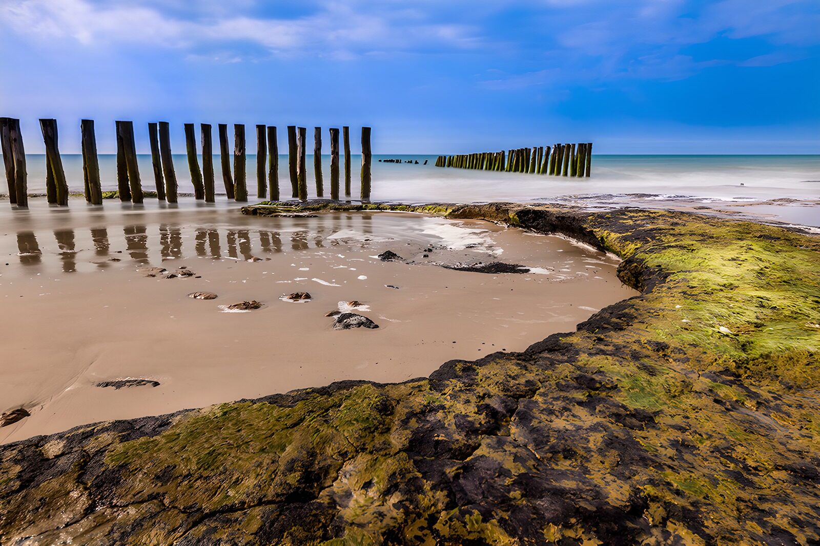 TP32802: Rustig strand met houten palen