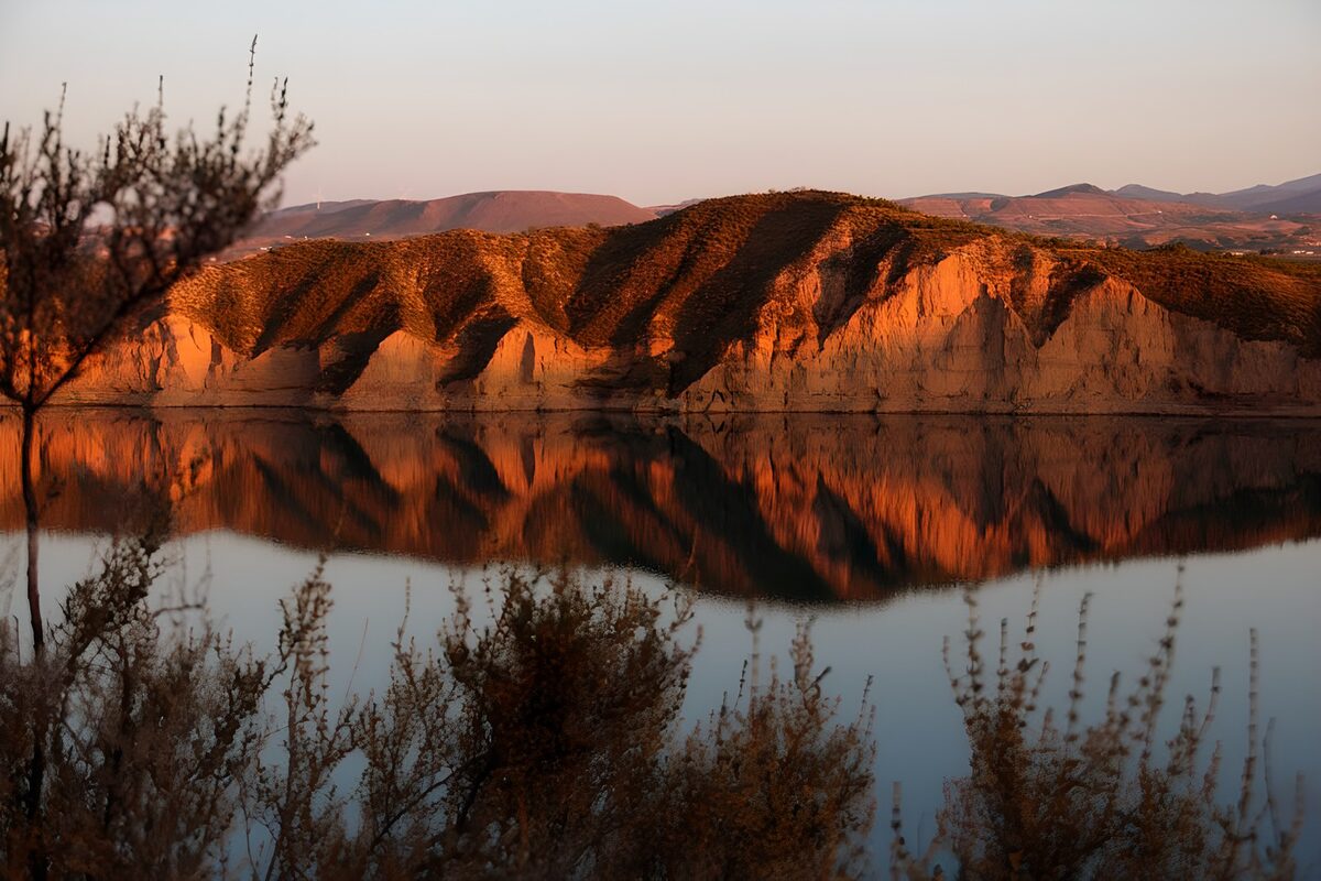 Prachtige reflectie van de bergen