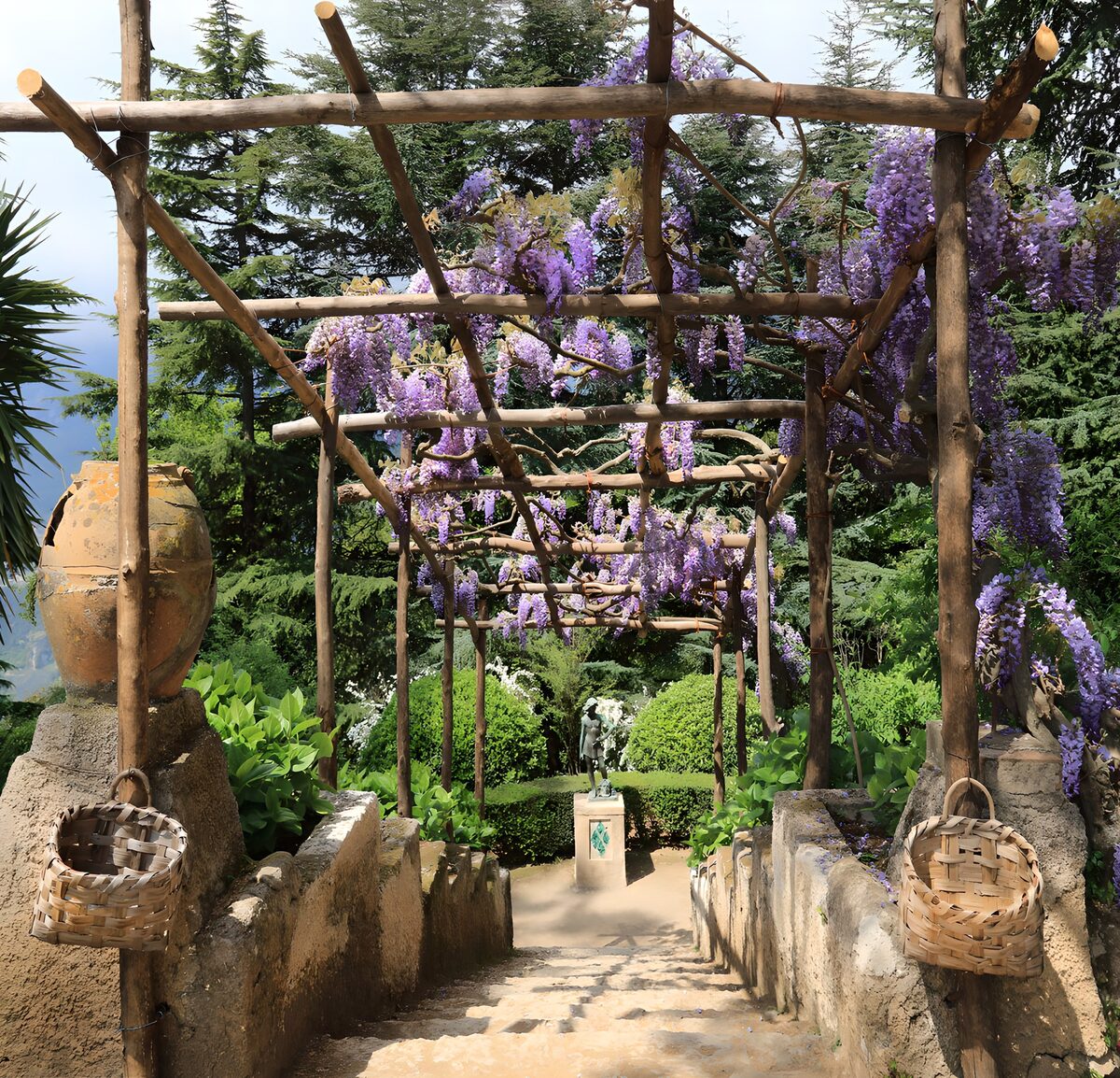 TP16282: Houten pergola met mandjes begroeid met blauwe regen