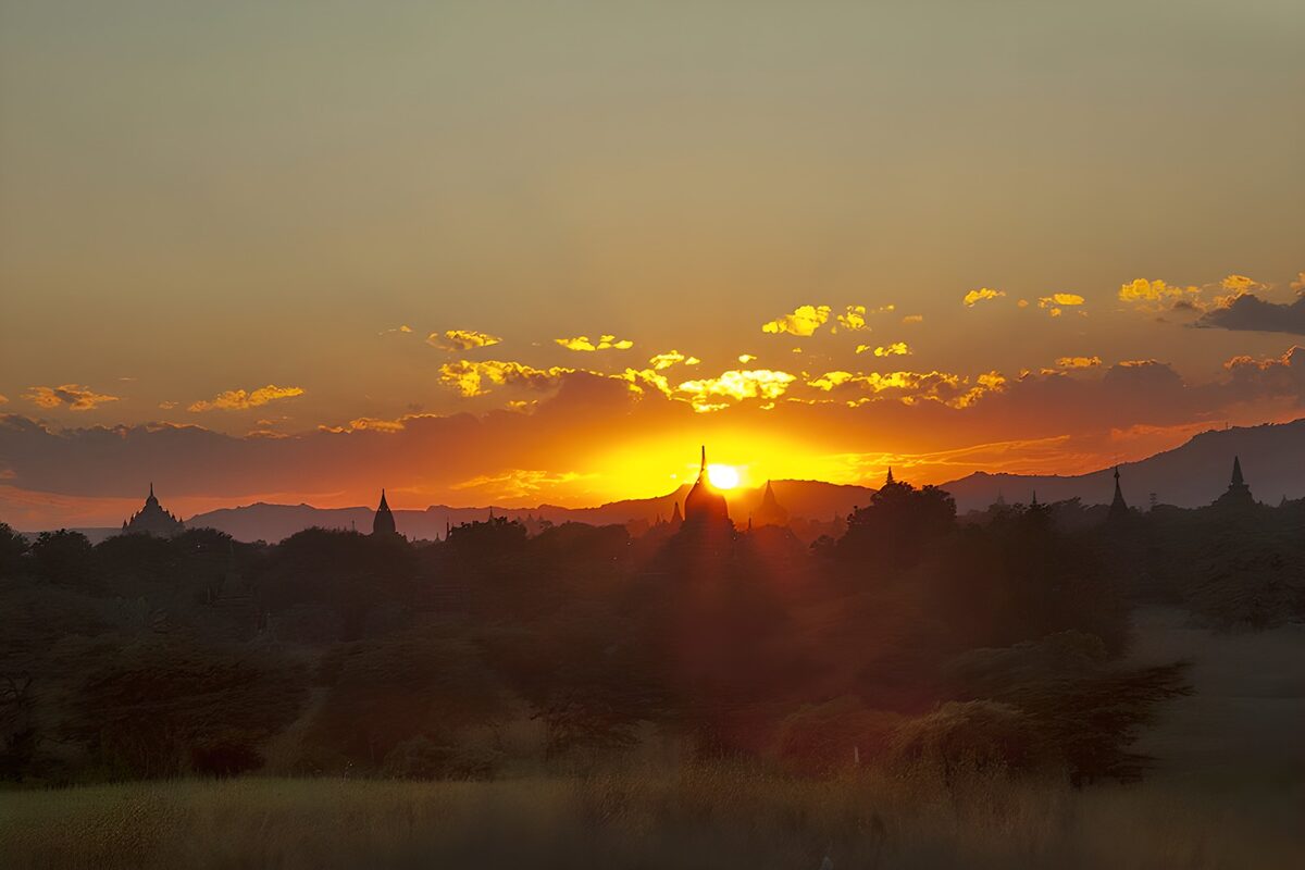 Zonsondergang boven de tempels van Bagan