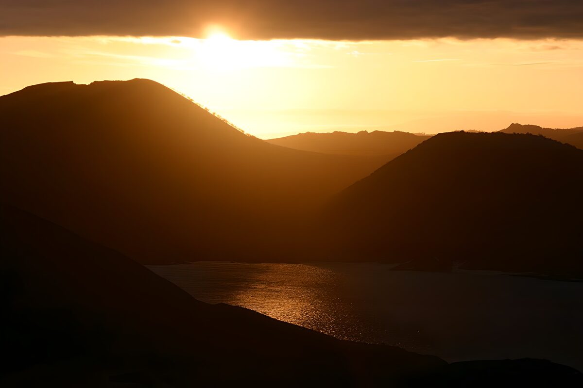 Zonsondergang boven de bergen