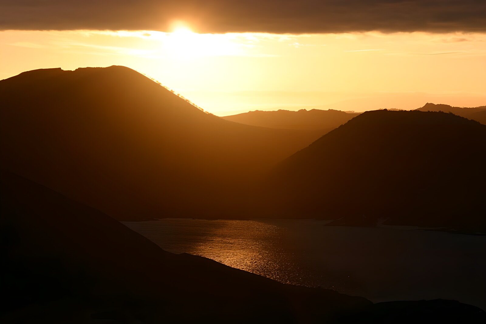 TP86944: Zonsondergang boven de bergen