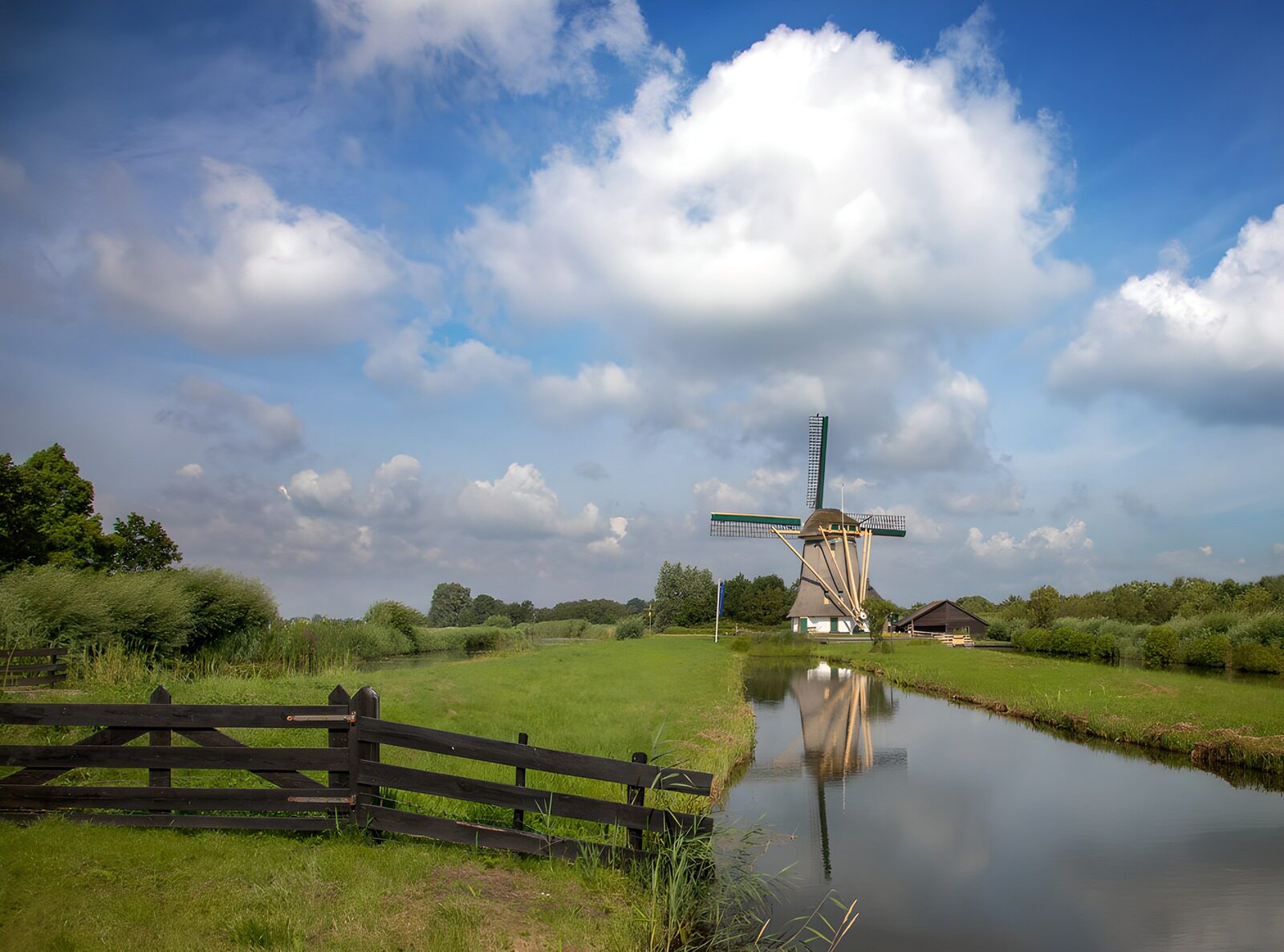 TP94014: Pittoreske Molens in een Groene Landschap