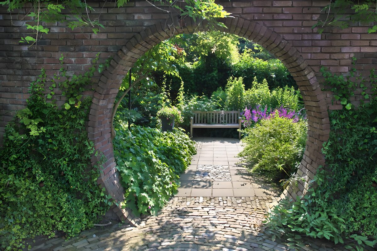 Rustige tuin met stenen poort