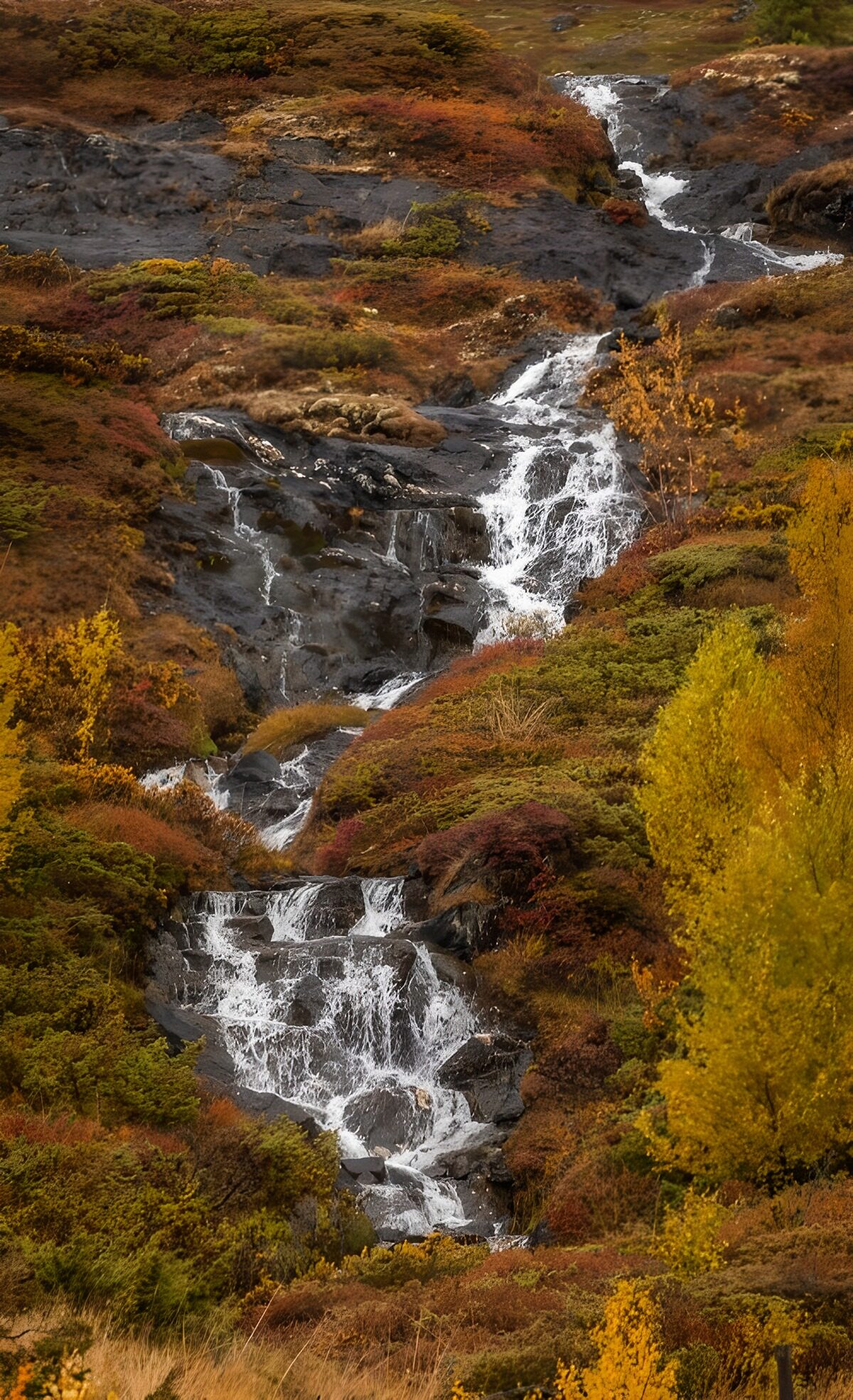Waterval omringd door herfstkleuren