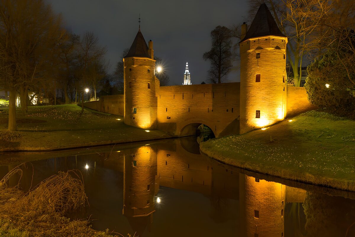 Verlicht kasteel in de nacht