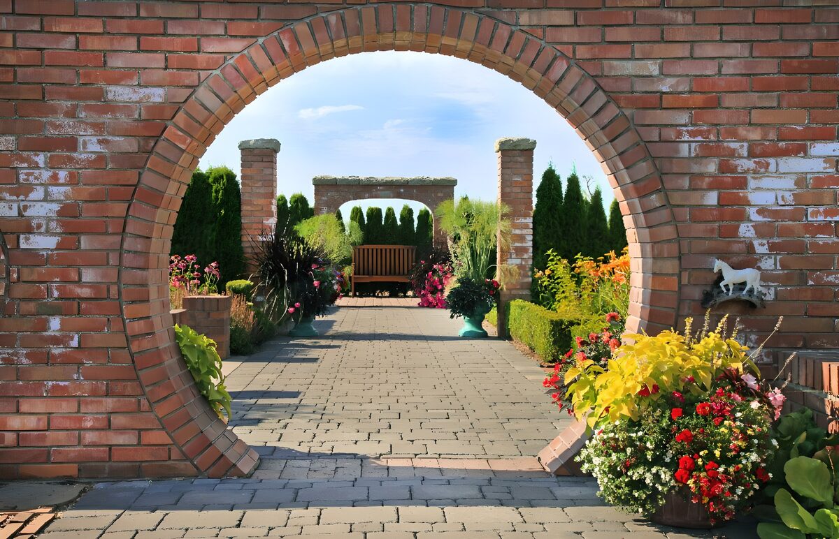 TP12937: Prachtige tuin met bakstenen boog