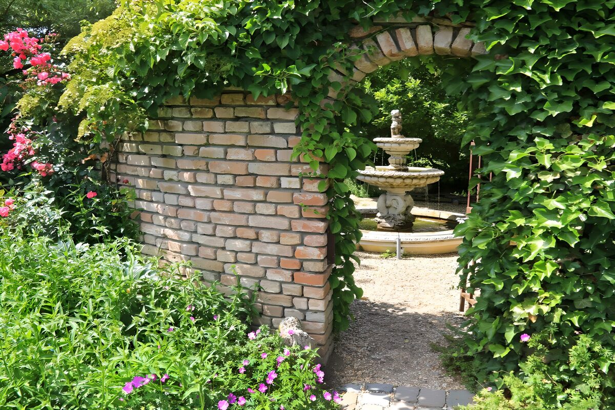 Muur met poort naar fontein