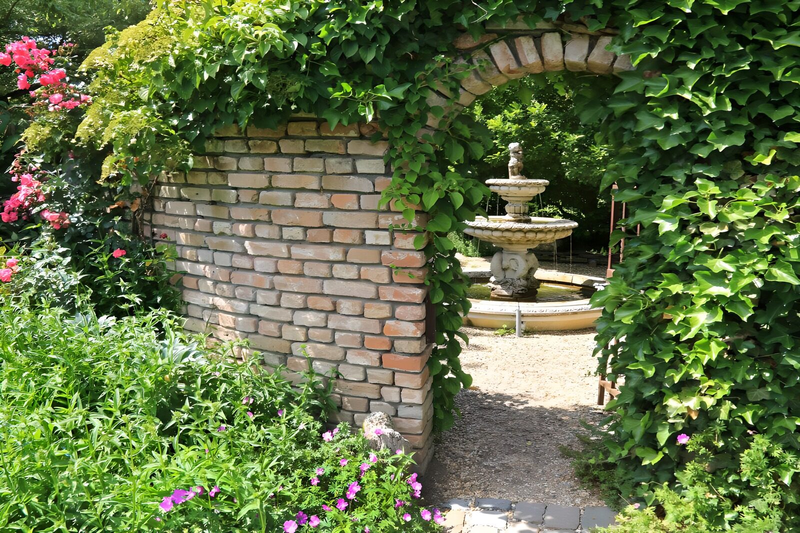 TP50583: Muur met poort naar fontein
