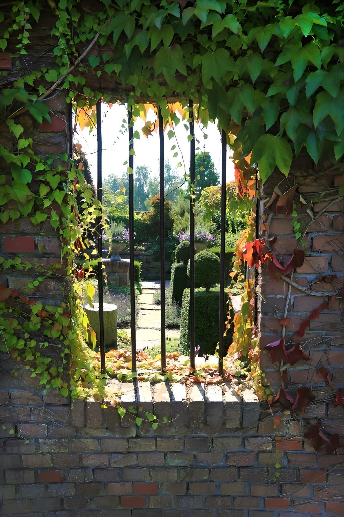 Getralied doorkijk door muur