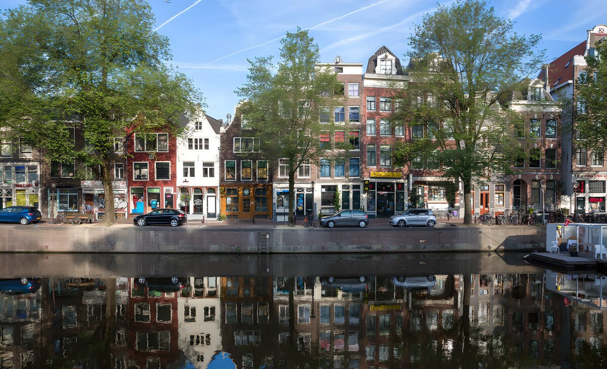 Pittoreske grachten met weerspiegeling