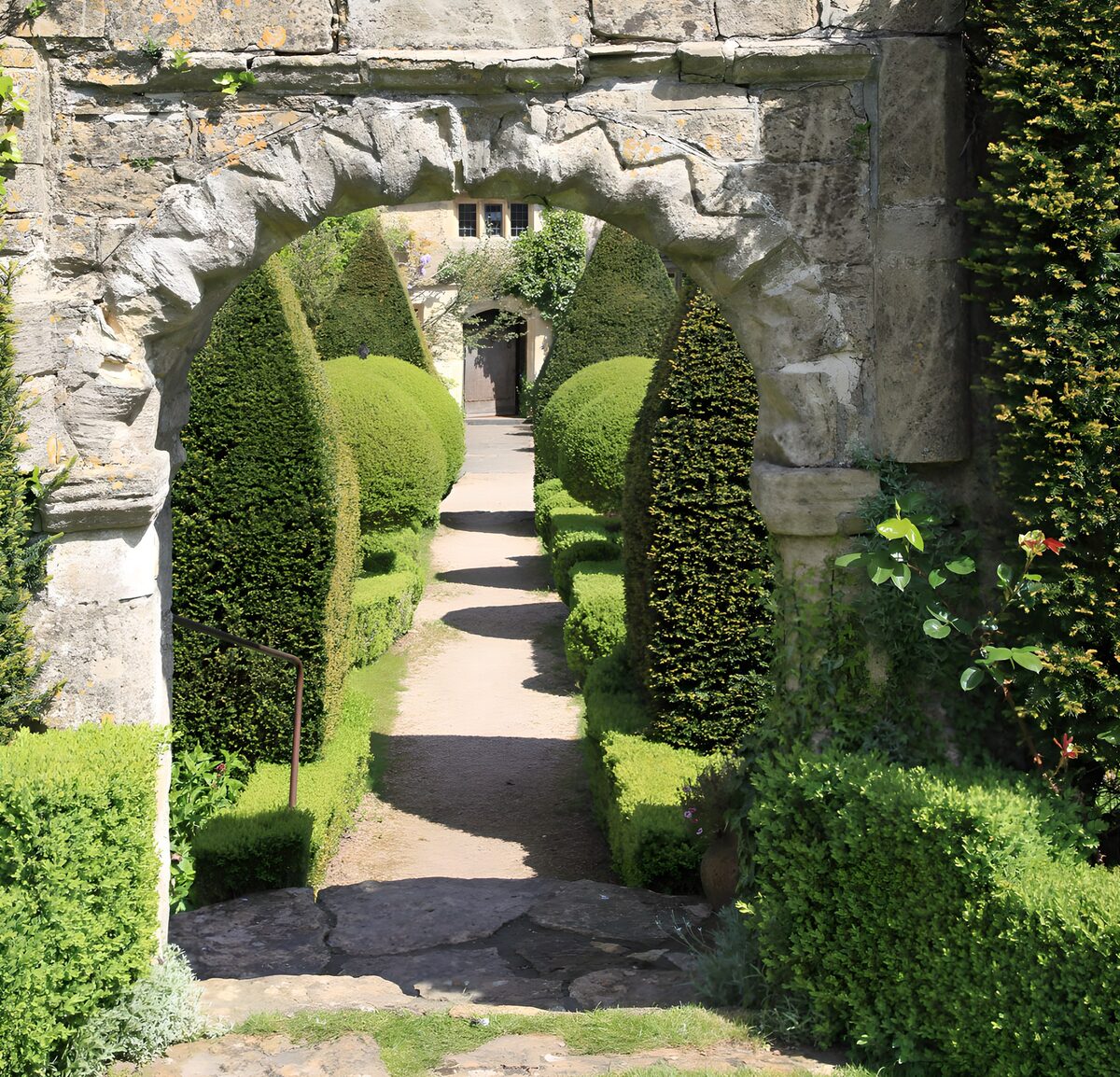 TP96683: Prachtige tuin met stenen boog