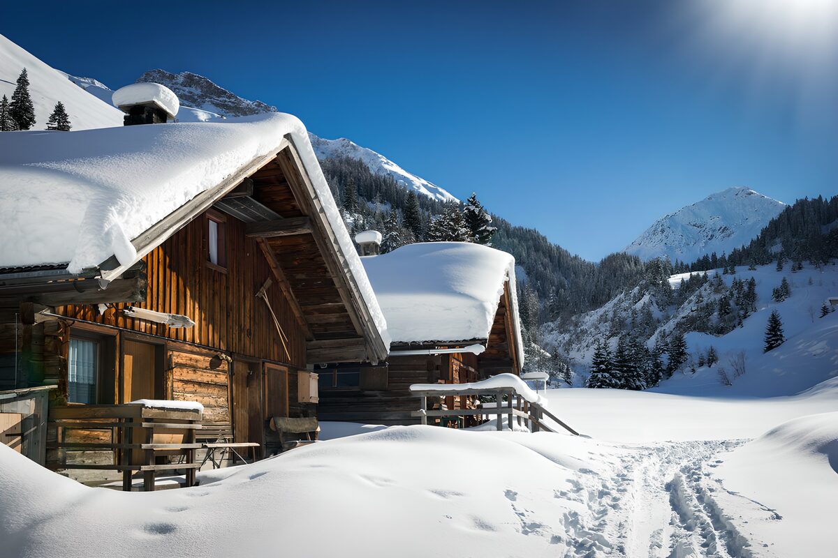 Sfeervolle winterhutten in besneeuwd landschap