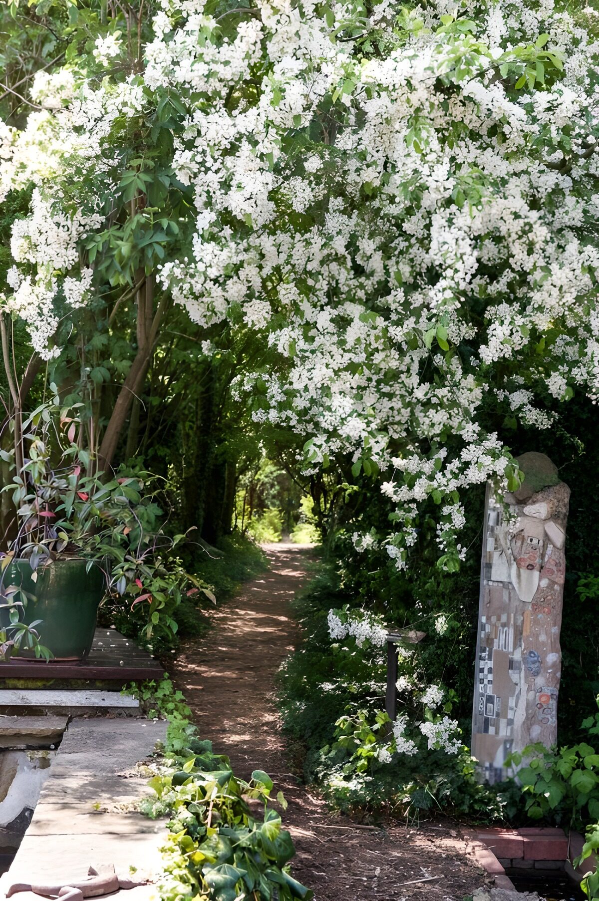 Bloemenpad in een Sfeervolle Tuin