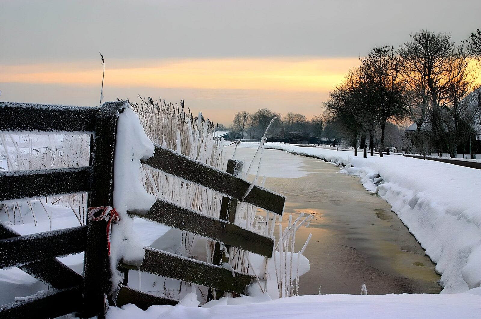 TP34057: Besneeuwde hek langs sloot