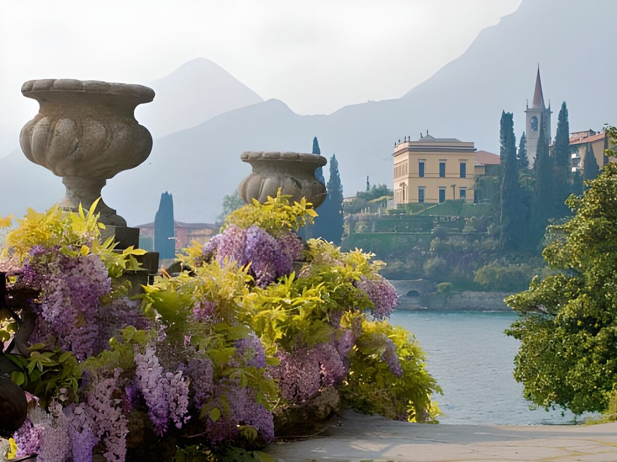 Italiaans vergezicht met twee oude bloemenvazen begroeit met blauwe regen