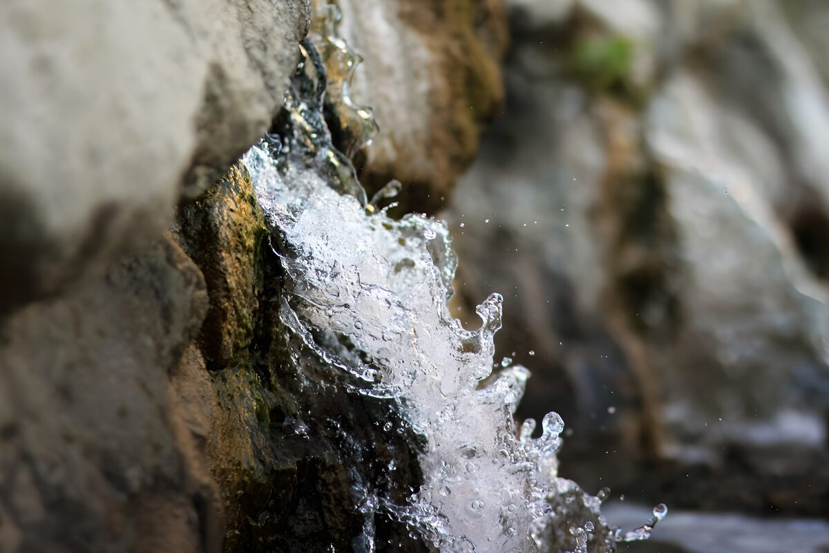 TP61246: Stroomend Water tussen Rotsen